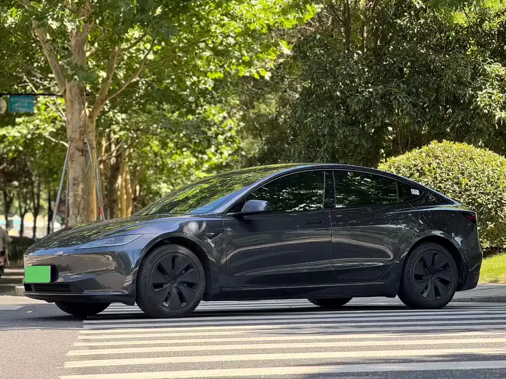 Tesla Model 3 2024