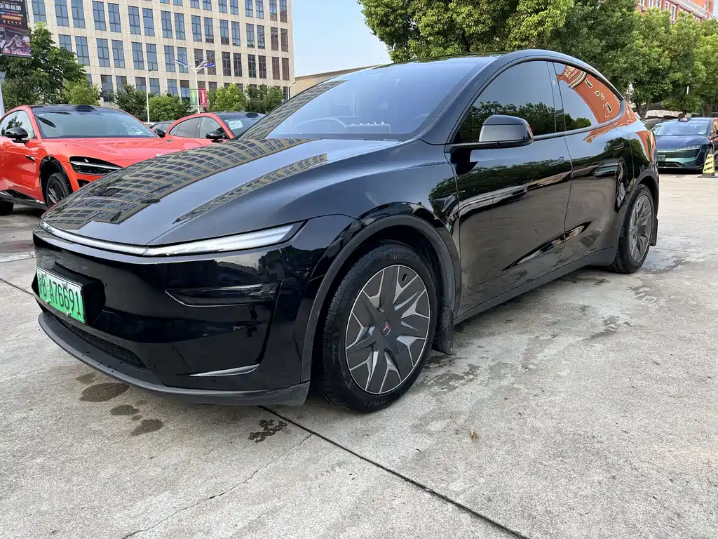 Tesla Model Y L 2025